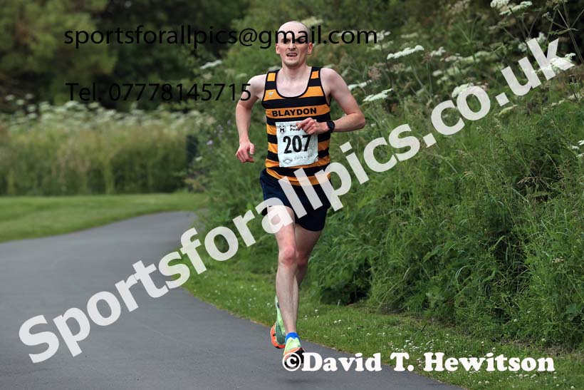The 2024 Tynedale Pie n Peas 10k Road Race, Ovington to Low Prudhoe Country Park, Northumberland.  Photo: David T. Hewitson/Sports for All Pics